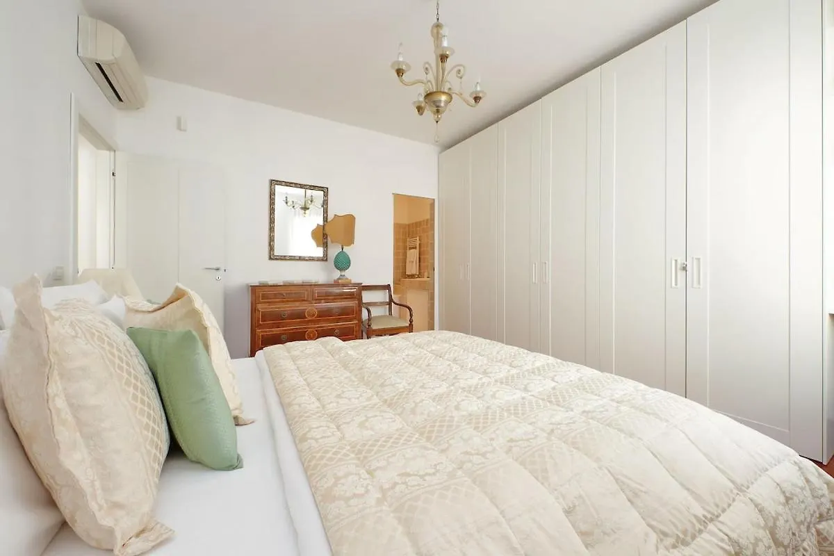 Residenza Belvedere Luxuryaparment-Pool&Balcony-Jacuzzi-Aircond-Wifi Rome 0*,  Italy